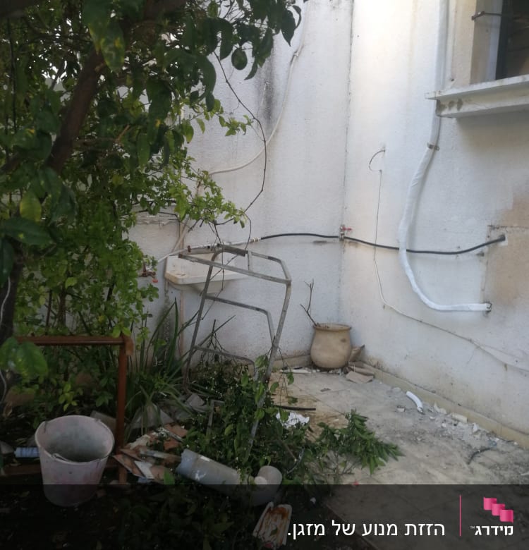 צינורות מיזוג אוויר מחוברים לקיר חיצוני